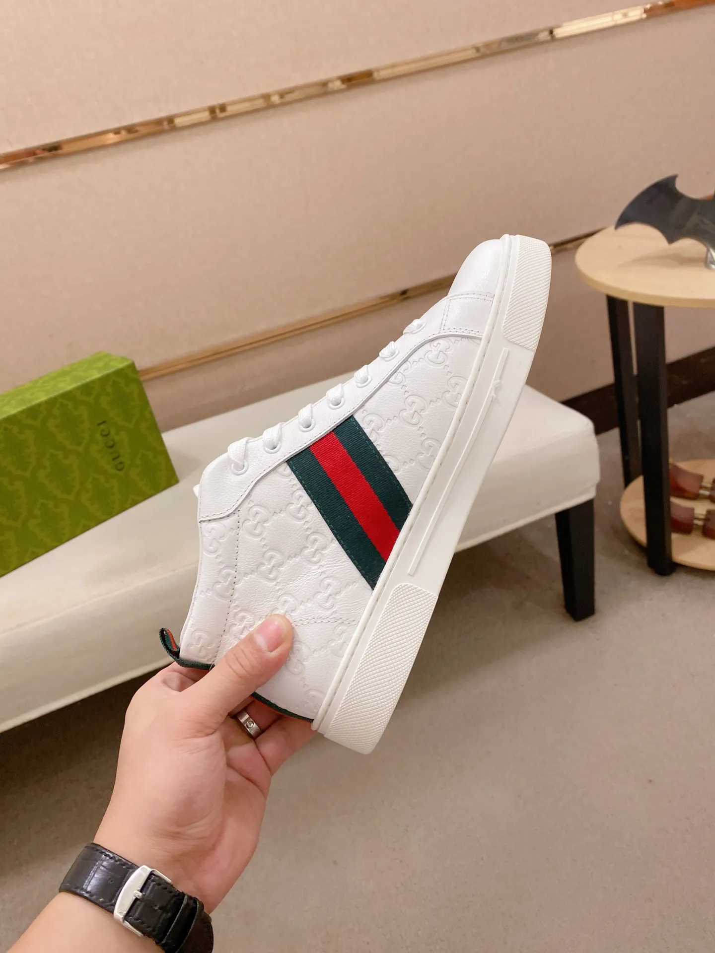 Factory price: 480💰 (GUCCI) The latest model from the official website 🎁🎁Casual and fashionable men's shoes👟, hot style 💥The version is simple and elegant, exclusive for trendy men. Unique official website latest brand elements 👑Gucci original decoration, fashionable and generous, the fabric is original cowhide ✅sheepskin lining, the official website specifies wear-resistant casual outsole, the classic model is taken in kind at the counter🎬38-44 (45 is not returned or exchanged)
